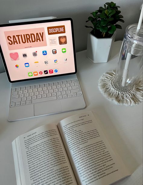 Ipad Air Setup Aesthetic, Ipad Photos Aesthetic, Ipad On Desk, Ipad Desk Setup Aesthetic, College Ipad Setup, Aesthetic Desk Wallpaper, Ipad Girl Aesthetic, Macbook Setup Aesthetic, Ipad Setup Homescreen