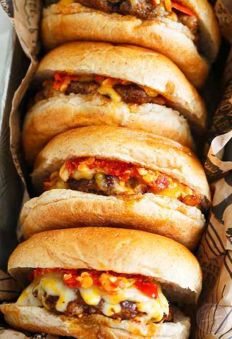 You're going to want to sink your teeth into these hot pepper garlic chorizo cheeseburgers!! Healthy Cheat Meals, Cheeseburger Recipe, Table For Two, Dinners To Make, Cheat Day, Burgers Sandwiches, Cheat Meal, Hot Pepper, Meal Recipes