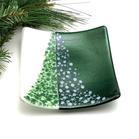 Fused Glass Snowflake Ornaments, Glass Fusing Christmas, Christmas Fused Glass Ideas, Cheese Board Christmas, Fused Glass Ideas, Fused Glass Bowls, Fused Glass Plates Bowls, Glass Snowflakes, Fused Glass Panel