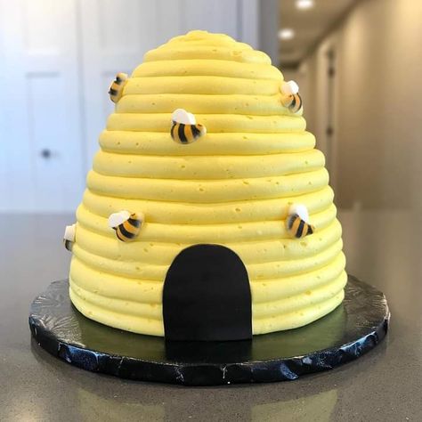 Beehive Cake Ideas, Beehive Smash Cake, Bee Hive Cake Ideas, Bee Themed Baby Shower Ideas, Hive Cake, Bee Hive Cake, Bee Baby Shower Cake, Beehive Cake, Honey Cone