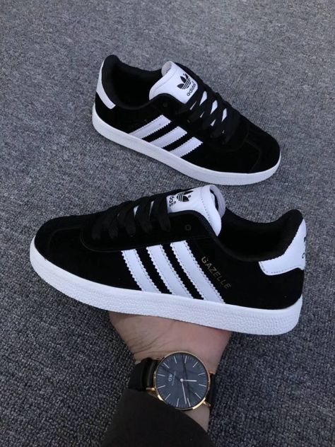 Trainers Outfit, Club Decor, Outdoor Sneakers, Pretty Shoes Sneakers, Womens Running, Wide Shoes, Sports Running, Running Sports, Adidas Gazelle Sneaker