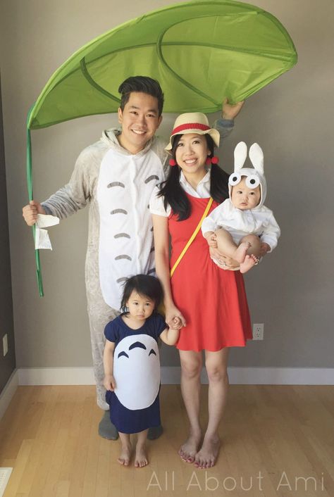 Family Costume Idea for Halloween or Cosplay: All three Totoros and Mei! Family Costumes For 4, Totoro Family, Totoro Costume, Family Costumes For 3, Family Costume Ideas, Totoro Party, Family Themed Halloween Costumes, Halloween Parejas, Family Cosplay