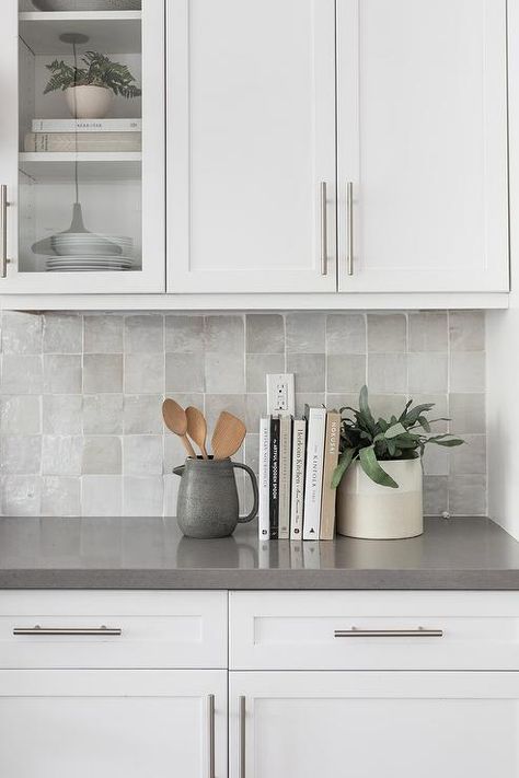 White Shaker Kitchen Cabinets, Light Grey Kitchens, Gray Counter, Серая Кухня, White Shaker Kitchen, Gray And White Kitchen, Shaker Kitchen Cabinets, Kitchen Backsplash Designs, Casa Country