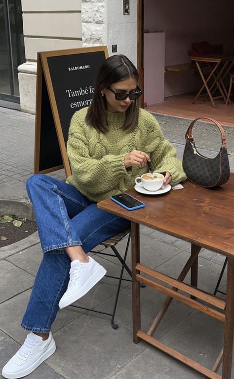 Emitaz Outfits Summer, Europe Winter Outfits 2023, Europe Outfits Autumn, London Spring Fashion Street Style, Scotland Outfits Winter, London Aesthetic Outfits Fall, Europe Travel Outfits Autumn, Dublin Spring Outfits, London College Outfits