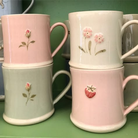 Pretty Mugs, Keramik Design, Pottery Crafts, Cute Kitchen, Cute Mugs, Pottery Painting, Dream House Decor, Laura Ashley, Cups And Mugs