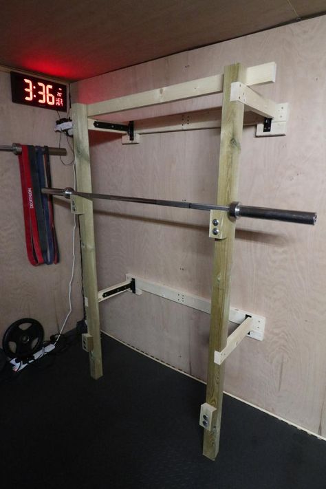 Folding squat rack. Not perfect but works and saves a lot of space. Diy Power Rack, Garage Gym Diy, Homemade Gym Equipment, Home Made Gym, Crossfit Equipment, Backyard Gym, Diy Gym Equipment, Home Gym Garage, Diy Home Gym