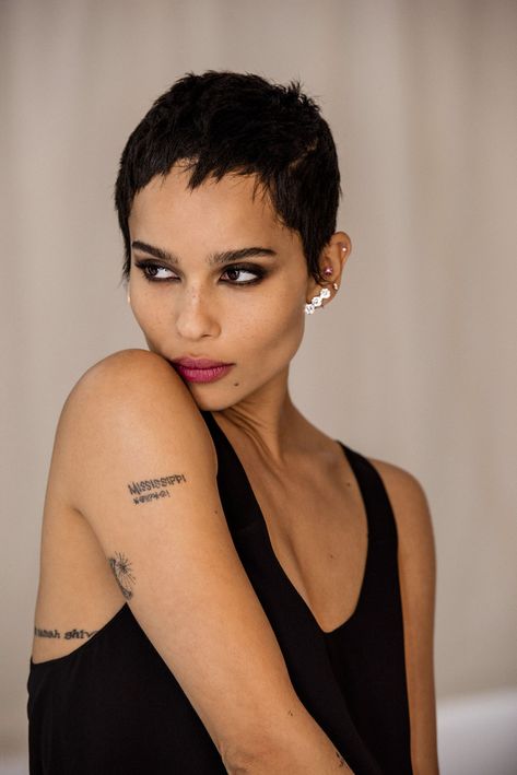 Zoe Kravitz Drinks Apple Cider Vinegar, and Actually Likes It Zoe Kravitz Tattoos, Kort Pixie, Zoe Kravitz Style, Dramatic Eyeliner, Zoe Isabella Kravitz, Eyeliner For Hooded Eyes, Eyeliner Products, Band Rock, Eyeliner Styles