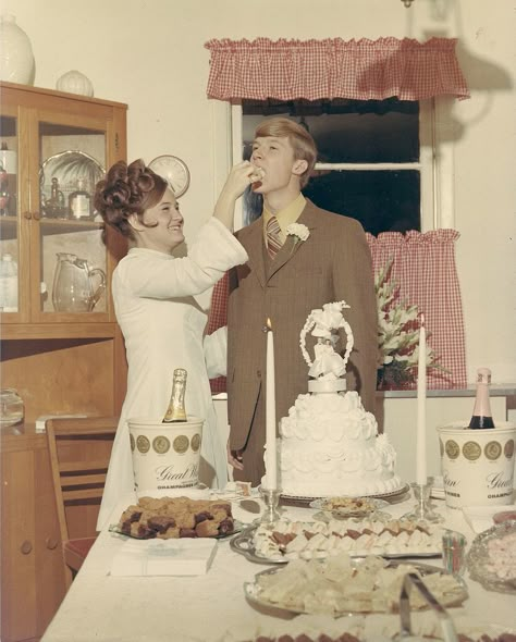 wedding cake 50s Wedding Cake, 60s Wedding Cake, 70s Wedding Cake, Retro Wedding Cakes, People Interacting, Events Coordinator, 60s Wedding, Funny Wedding Cakes, 1970s Wedding