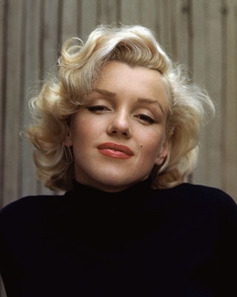 Marilyn Monroe Hair, Old Hollywood Hair, Iconic Hairstyles, Celebrity Skin Care, Vintage Curls, Hollywood Hair, How To Curl Short Hair, Marilyn Monroe Photos, Hollywood Icons