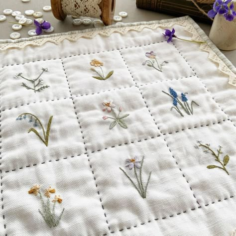 Cottagecore Quilt, Ideas Habitaciones, Simple Quilt, Sewing Patchwork, Quilt Vintage, Quilt Sewing Patterns, Cute Quilts, Embroidered Quilts, Quilt Binding