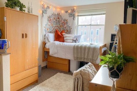 These single dorm room ideas will help you figure out the perfect layout for your room while also infusing some personality and decor. The post 16 Adorable Single Dorm Room Ideas To Maximize Your Space appeared first on Cassidy Lucille. College Single Room Ideas, Single Dorm Layout Ideas, Room Decor European, College Single Dorm, Single Dorm Aesthetic, College Dorm Room Ideas Single, Single Dorm Room Designs, Single Dorm Room Decor, Single Dorm Room Aesthetic