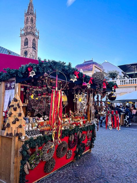 This is a stand at the German Christmas market in Bolzano Italy. Berlin Winter, Bolzano Italy, Italy Winter, Christmas In Italy, Italian Places, Italian Market, Christmas In Europe, Best Christmas Markets, Christmas Markets Europe