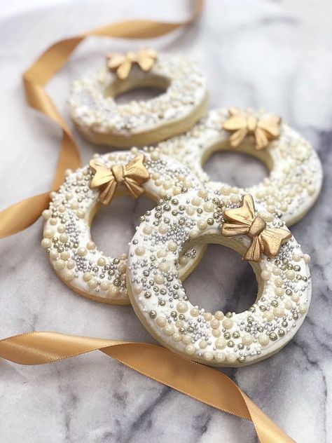 Iced Christmas Cookies, Jul Kaka, Christmas Wedding Ideas, Christmas Wreath Cookies, Gold Cookies, Biscuit Decoration, Christmas Sugar Cookies Decorated, Cute Christmas Cookies, Wreath Cookies