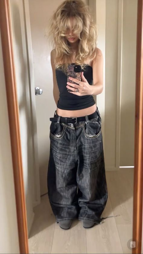 Baggy Clothing Outfits, Baggy Gothic Outfits, Baggy Jeans Outfit Emo, Trashy Outfits Women, 2000s Baggy Outfits, Fit Inspo Baggy Clothes, Baggy Y2k Outfit, Baggy Aesthetic Outfits, Grunge Outfits Baggy