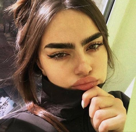 Thick Eyebrows Natural, Thicker Eyebrows Makeup, Ivana Santacruz, Big Eyebrows, Eyebrows Goals, Alis Mata, Straight Eyebrows, Bushy Eyebrows, Dark Eyebrows