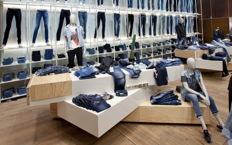 Glamshops Review Denim Display, Levis Store, Clothing Store Interior, Clothing Store Design, Store Design Boutique, Visual Merchandising Displays, Jeans Store, Retail Inspiration, Denim Ideas