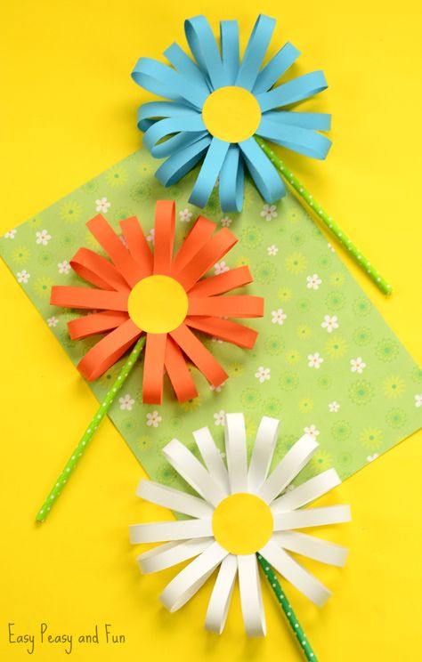 Flower Craft Ideas- wonderful Spring, Summer & Mother's Day ideas. My kids LOVE making flowers, Spring is in the air... and it is time for some gorgeous flower crafts for kids. We have all sorts of flower DIYs for you to choose from, a number of easy paper flowers, to upcycle flower DIYs and fabric flowers. So many super cute ideas! LOVE Spring. LOVE flowers. Perfect for Mother's Day Crafts too! Simple Paper Flower, Paper Craft Work, Mother's Day Ideas, Kerajinan Diy, Diy Flores, Fleurs Diy, Folding Origami, Easy Paper Flowers, Kraf Diy