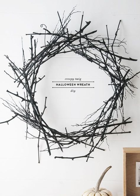 Halloween Entryway, Diy Halloween Dekoration, Modern Halloween Decor, Wreaths Design, Minimalist Halloween, Halloween Decor Diy, Diy Halloween Wreath, Modern Halloween, Diy Halloween Decor