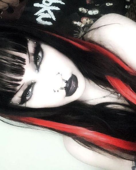 Goth Highlights Instagram, Pretty Goth Girl, Black Hair With Red Highlights, Black Goth Girl, Goth Girl Aesthetic, Dark Makeup Looks, Alternative Girl, Concert Makeup, Scene Punk