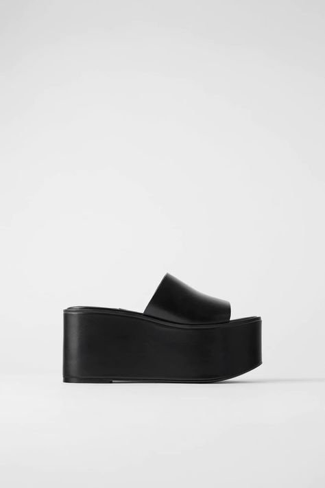 These Affordable Summer Sandals From Zara Are Under $60 & So Chic Preppy Inspo, Zara Spring, Outfit 2020, Zara Sandals, Zara Spain, Spring Sandals, Leather Sandals Flat, Swag Shoes, Black Wedges