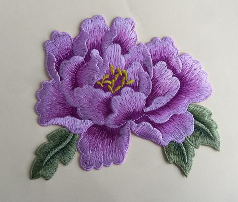 Peony Embroidery Pattern, Peony Embroidery, Pola Bordir, Diy Broderie, Diy Embroidery Designs, Hand Embroidery Videos, Hand Work Embroidery, Hand Embroidery Projects, Hand Embroidery Flowers