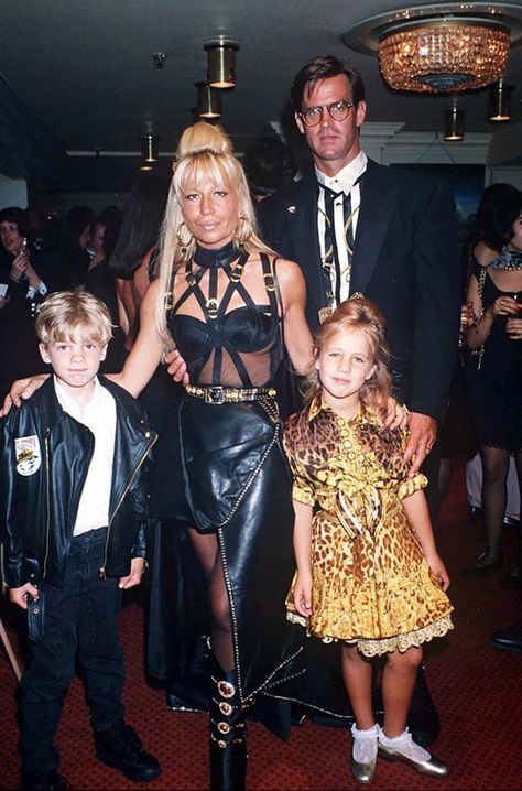 Flashback! DESIGNER DONATELLA VERSACE WITH DAUGHER ALLEGRA & SON DANIEL 2014. Love Young Versasce mini me fashion for kids & baby. #celebrity #celebritykids #versace #youngversace #kidsfashion #minime #donatella Donatella Versace Young, Allegra Versace, Versace Family, 1990 Style, House Of Versace, Versace Vintage, Princesa Carolina, Versace Kids, Kids Fashion Trends