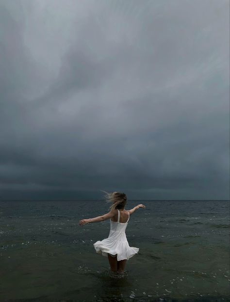 Rainy Lake Photoshoot, Photo Shoot In The Rain Ideas, Windy Day Photoshoot, Senior Pictures Rainy Day, Cloudy Photoshoot Ideas, Senior Picture Ideas Cloudy Day, Cloudy Weather Photoshoot, Gloomy Day Beach Photoshoot, Cloudy Day Beach Photoshoot