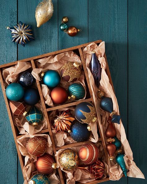 Creative Christmas Tree Ideas, Copper Christmas Decor, Teal Christmas Tree, Diy Christmas Trees, Orange Christmas Tree, Christmas Tree Colour Scheme, Blue Christmas Tree Decorations, Teal Christmas, Copper Christmas