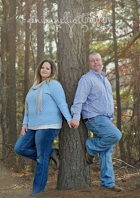 Older Couple Photography, Outdoor Couples Photography, Plus Size Photography, Creative Engagement Photo, Plus Size Posing, Fall Engagement Pictures, Couple Engagement Pictures, Pre Wedding Photoshoot Outdoor, Outdoor Couple