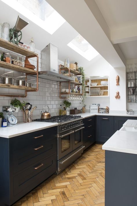 A lovely looking kitchen, we love how the skylights let in plenty of natural light to make the room feel brighter. Design Ložnic, Desain Pantry, Interior Design Kitchen Small, Interior Design Magazine, Kitchen Extension, Diy Interior, Home Design Decor, Open Plan Kitchen, Küchen Design