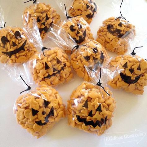 Lunches Healthy, Halloween Fingerfood, College Teaching, Moldes Halloween, Halloween Snacks For Kids, Halloween School Treats, Kids Juice, Dulces Halloween, Child Nutrition