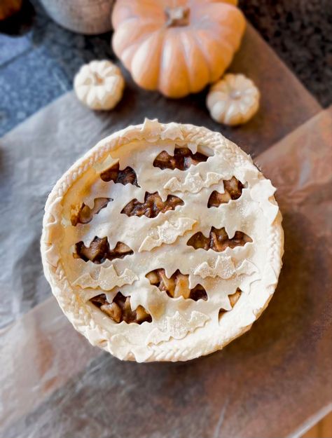 Creepy Pie Crust, Embossed Pie Crust, Spooky Apple Pie, Halloween Pie Crust, Face Pie, Spooky Pie Crust Designs, Spooky Pie, Fall Pie Crust Designs, Halloween Pie Crust Designs