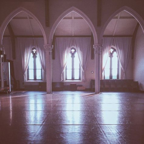 Ballet Stage Background, Balletcore Background, Ballet Practice Room, Ballet Room Aesthetic, Ballet Core Room, Ballet Studio Design, Old Dance Studio, Nilou Aesthetic, Ballet School Aesthetic