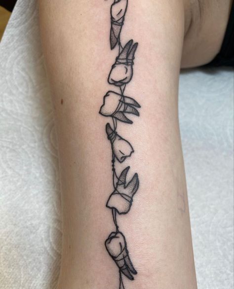 Tooth Tattoo Flash, Traditional Teeth Tattoo, Animal Teeth Tattoo, Teeth Knee Tattoo, Teeth Tattoo Ideas, Simple Knee Tattoos, Tooth Tattoo Ideas, Tattoo Teeth, Knee Tattoo Ideas