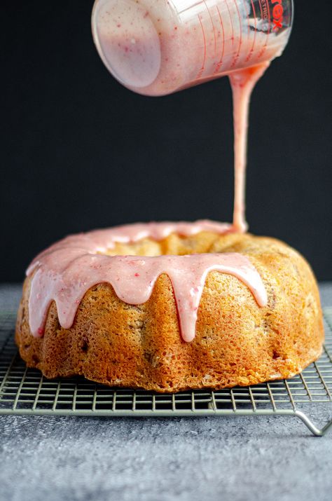 Pretty Bundt Cake, Chocolate Strawberry Bundt Cake, Strawberry Cake Glaze, Bridal Shower Dessert Recipes, Valentine Bundt Cake Recipes, Valentines Bundt Cake, Easter Bundt Cake Recipes, Birthday Bundt Cake Decorating Ideas, Summer Bundt Cake Recipes