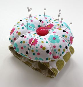 Wrist Pincushion from another tutorial. This one is cuter than the original pic. Wrist Pincushion, Diy Pincushion, Diy Pin Cushion, Pin Cushions Patterns, Diy And Crafts Sewing, Pin Cushion, Crafts For Teens, Sewing Notions, Craft Tutorials