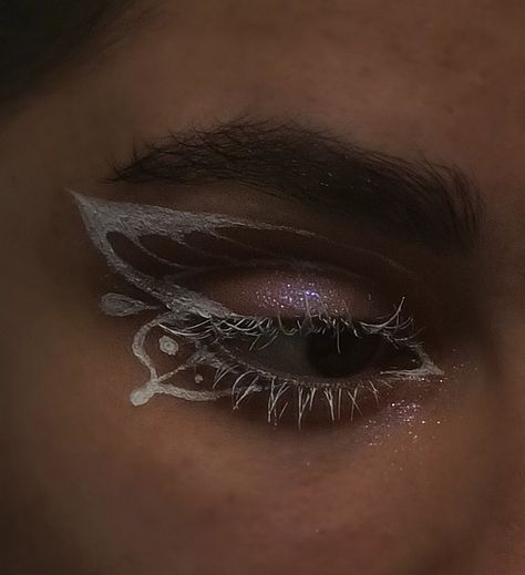 Butterfly Wings Eye Makeup, Fairy Wings Eye Makeup, Butterfly Wings Eyeliner, White Lashes Makeup Look, Glitter Butterfly Makeup, Liner Looks Makeup, Makeup Look For White Outfit, Makeup Face Paint Looks, Fairy Wing Eye Makeup