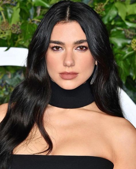 Lisa Eldridge on Instagram: “Effortlessly cool and chic! Stunning @dualipa on the British Fashion Awards Red Carpet last night 🖤🖤 Dress by @_mvximilian_ Styling…” Valentino Gowns, Lisa Eldridge, Richard Quinn, British Fashion Awards, Australian Models, Fashion Awards, 2021 Fashion, British Fashion, Dua Lipa