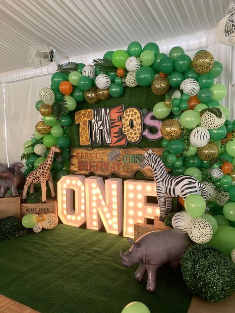 [Ad] 35 Most Pinned Safari Birthday Party Decorations Tricks You'll Be Impressed By In All Season #safaribirthdaypartydecorations Safari Theme Bday Party, Safari Theme Party Decorations Diy, Animals Birthday Theme Decoration, Safari Bday Theme, Safari Party Ideas Decoration, Wild Theme Birthday Party Decoration, Animal Theme 1st Birthday Party, Jungle Safari Birthday Theme, Animal Theme Birthday Decoration