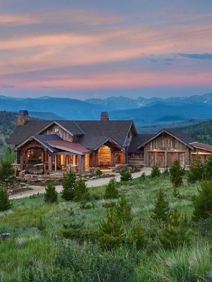 Luxury Canadian home reveals splendid rustic-modern aesthetic Rustic Ranch House, House In Colorado, Colorado Mountain Homes, Rustic Home Exterior, Colorado Ranch, Ranch House Exterior, Colorado House, Mountains Colorado, Colorado Landscape