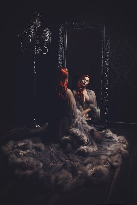 Woman On Throne Photography, Gothic Photoshoot Ideas Studio, Gothic Photoshoot Studio, Noir Photoshoot Ideas, Gothic Photography Ideas, Bouduar Photos Pinup, Halloween Shoots Ideas, Goth Budiour Photoshoot, Gothic Studio Photography