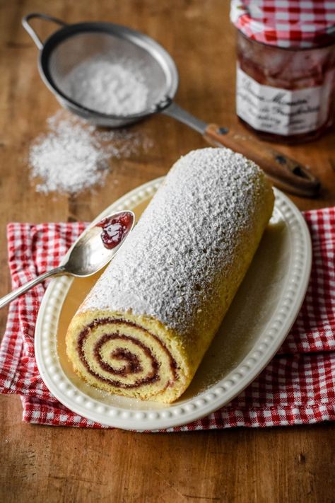 Jam Swiss Roll, Jelly Rolls Recipe, Swiss Roll Recipe, Red Velvet Cakes, Jam Roll, Swiss Roll Cakes, Jelly Roll Cake, Velvet Cakes, Desserts Fruit