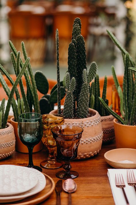 Desert Boho Wedding Centerpieces, Terracotta Cactus Centerpiece, Terracotta Succulent Centerpieces, Southwestern Theme Party, Rustic Desert Wedding, Cactus Tablescape, Barro Wedding, Desert Theme Party, Cactus Wedding Decor