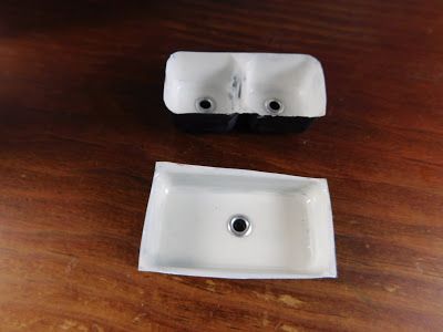 Dollhouse Miniatures From Trash, Diy Dollhouse Kitchen Sink, Diy Dollhouse Bathroom Sink, Diy Dollhouse Sink, Dollhouse Kitchen Sink, Dresser Dollhouse, Dollhouse Kitchens, Kitchen Sink Diy, Dollhouse Furniture Tutorials