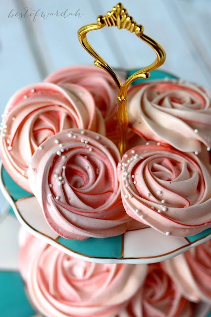 Flower Meringue, Rose Meringue Cookies, Rose Meringue, Mini Meringues, Lollipop Recipe, Berry Trifle, Rose Cookies, Meringue Kisses, Meringue Recipe