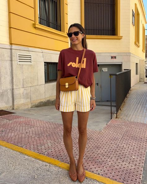 What To Wear With Striped Shorts: 8 Chic Outfits For Summer Yellow Shorts Outfit, Striped Shorts Outfit, Outfits With Striped Shirts, Parisian Summer, Outfits Sommer, Look Con Short, Quoi Porter, Summer Shorts Outfits, Street Style Summer