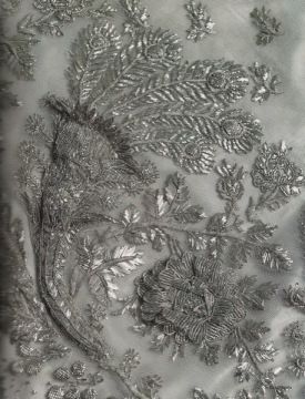 Silver embroidery on net on Empress Josephine's court gown. Image @Steph Long Guillotine Chateau De Malmaison, Tambour Beading, Muslin Dress, Tambour Embroidery, Silver Embroidery, Court Dresses, Regency Fashion, Costura Diy, Couture Embroidery