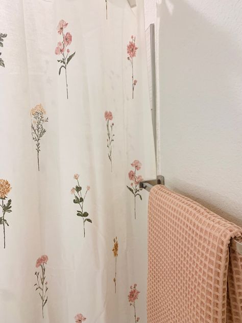 Small Floral Bathroom, Flower Shower Curtain Bathroom Decor, Boho Pink Bathroom Ideas, Cute Bathroom Ideas Colorful, Flower Bathroom Aesthetic, Flower Decor Bathroom, Pink Bathroom With Plants, Cute Simple Bathroom Ideas, Pastel Pink Bathroom Ideas