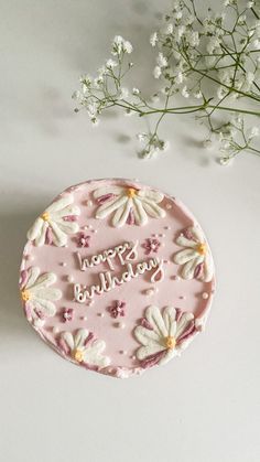 Pastel Cake Ideas Simple, Cute Birthday Cakes For Women, Red Floral Cake, Flower Decorated Cake, Cute Flower Cake, Pink Daisy Cake, Birthday Cake Ideas For Adults Women, 17 Doğum Günü, Bday Vibes