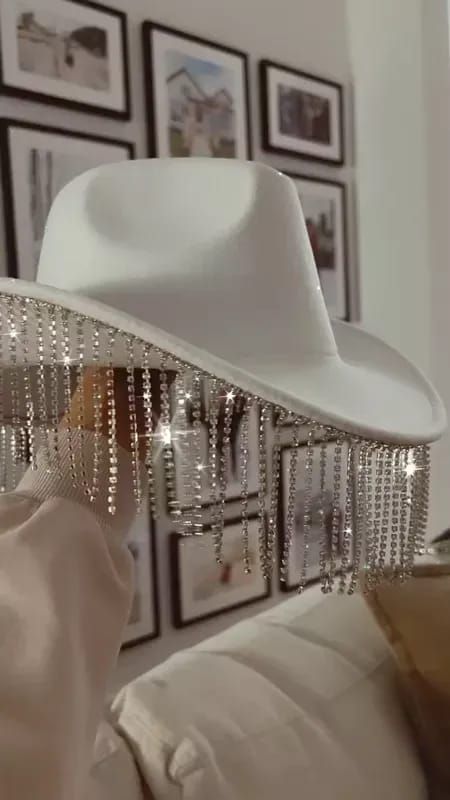 Mode Coachella, Glastonbury Fashion, Cowboy Festival, Traje Cowgirl, Trajes Country, White Cowboy Hat, Abbott Lyon, Cowgirl Style Outfits, Space Cowgirl